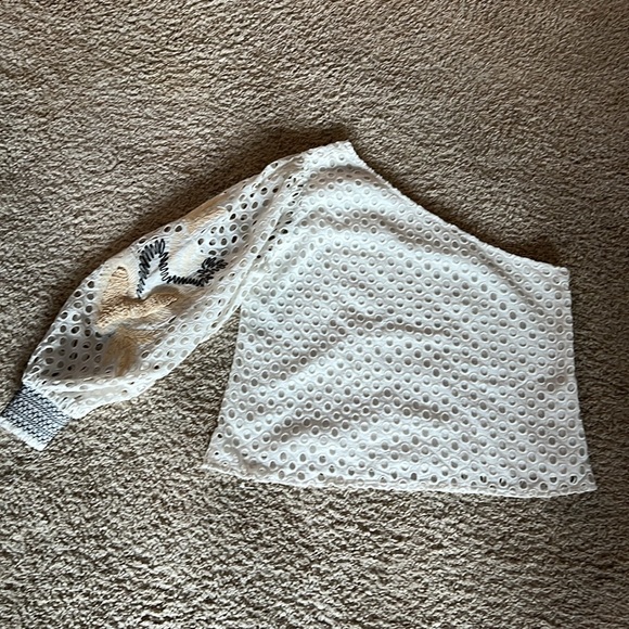 Marie Oliver. Trish Top. 100% Cotton Eyelet. Embroidery. One shoulder. Off White - Picture 5 of 8